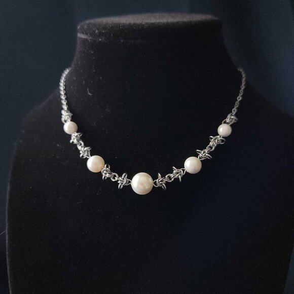 50s Old Hollywood style white pearls and silver chainmaille choker necklace - Picture 7 of 9